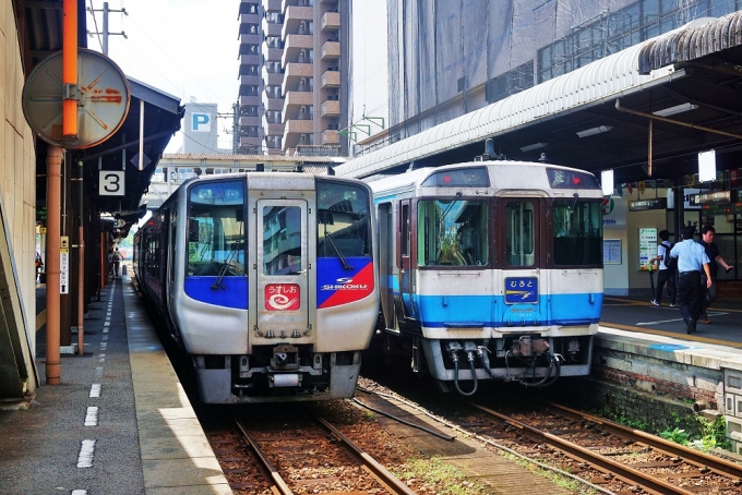 鉄道乗車記録の写真:乗車した列車(外観)(2)        「徳島からは特急むろと１号に乗換え四国東岸を南下します。」