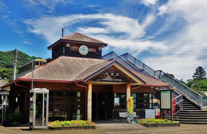 鉄道乗車記録の写真:駅舎・駅施設、様子(10)        「甲浦の町は駅からやや離れた場所にあります。
ここからはバスに乗って更に南下し室戸岬を通って土佐くろしお鉄道のある奈半利町を目指します。」