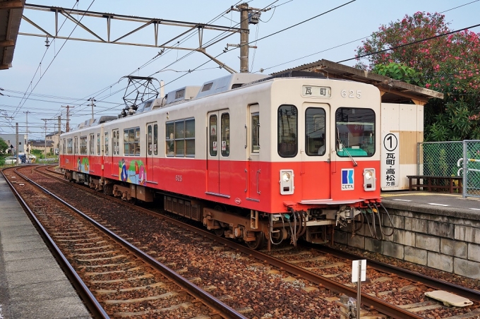 鉄道乗車記録の写真:列車・車両の様子(未乗車)(4)        「高松の市街地、瓦町行の電車。」
