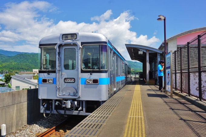 鉄道乗車記録の写真:乗車した列車(外観)(2)        「本日中に宇和島まで辿り着く予定のため今回は途中下車することなく運よく直通の高知行に乗れました。」