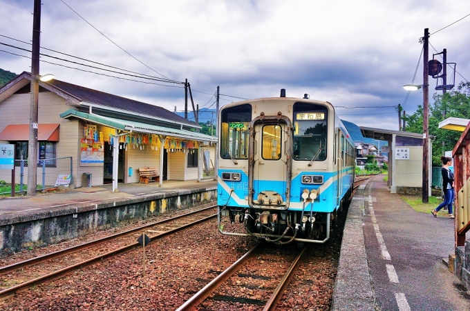 鉄道乗車記録の写真:乗車した列車(外観)(6)        「愛媛県に入り伊予宮野下で列車交換のため暫く停車。」