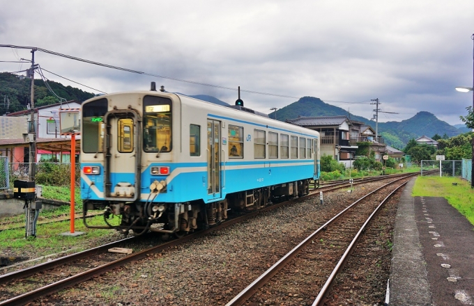 鉄道乗車記録の写真:列車・車両の様子(未乗車)(8)        「すれ違いの窪川行列車が発車していきます。」