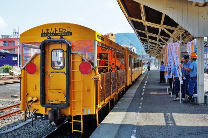 鉄道乗車記録の写真:乗車した列車(外観)(3)        「トロッコ列車「しまんトロッコ」
愛媛県はどの町も秋に行われる「えひめ国体」に向けたPRが盛んでした。」