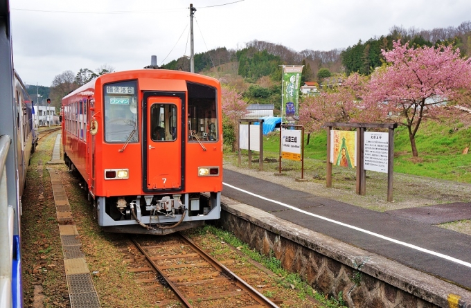 鉄道乗車記録の写真:列車・車両の様子(未乗車)(27)        「出雲三成駅で備後落合行と交換すると間もなく発車となります (過去に撮影したものです)」
