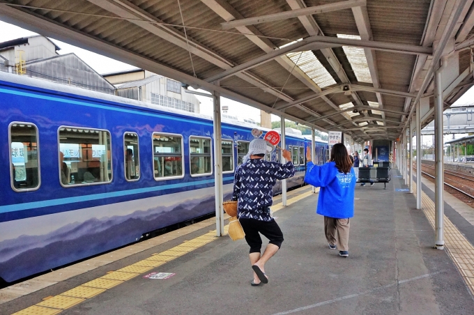 鉄道乗車記録の写真:列車・車両の様子(未乗車)(4)        「安来駅ホームでは列車が到着するたびに安来のドジョウ掬いの格好に扮した地元の方々の歓迎を受けます。
中には一緒に記念撮影をする方もいました。」