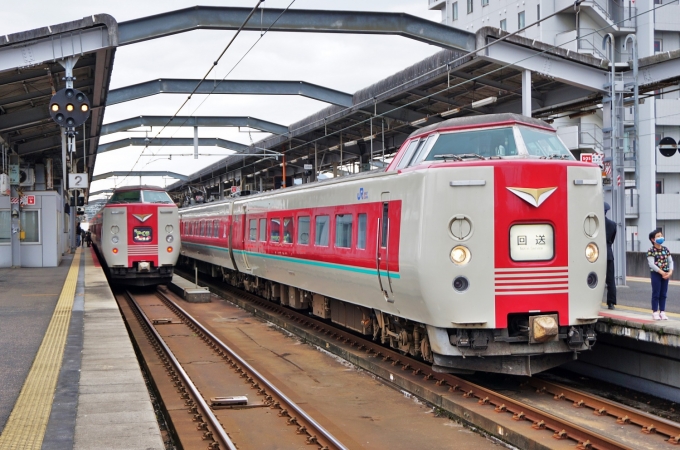 鉄道乗車記録の写真:乗車した列車(外観)(8)        「安来駅を先に発車した「あめつち」よりも早く出雲市に到着しました。」