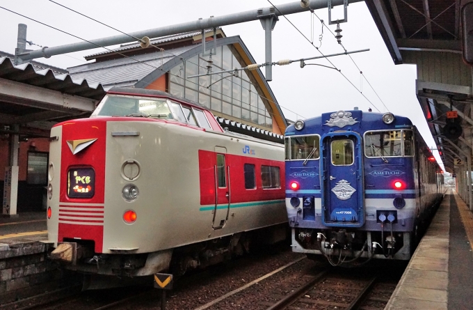鉄道乗車記録の写真:乗車した列車(外観)(12)        「岡山行の特急やくも号に道を譲るとそろそろ発車時間となります。」