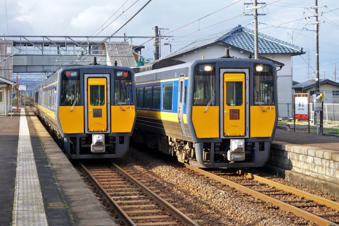 鉄道乗車記録の写真:列車・車両の様子(未乗車)(4)        「途中の直江駅では特急列車の通過待ちで数分間停車します。」