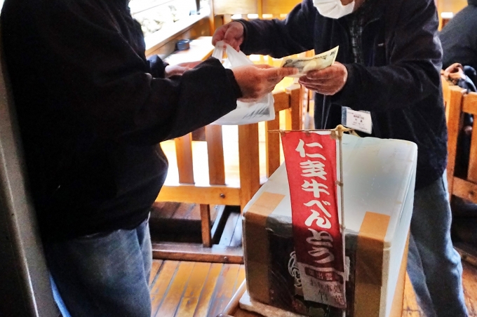 鉄道乗車記録の写真:駅弁・グルメ(13)     「出雲三成から乗車してきた車内販売で予約しておいた「仁多牛弁当」を購入。」