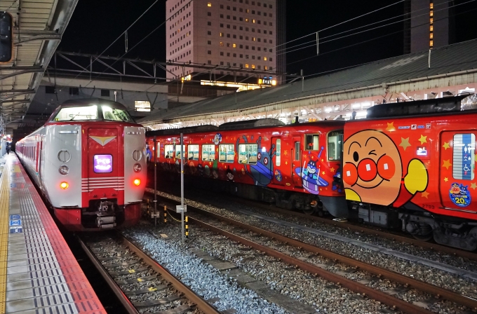 鉄道乗車記録の写真:乗車した列車(外観)(4)        「終着駅、岡山に到着。」