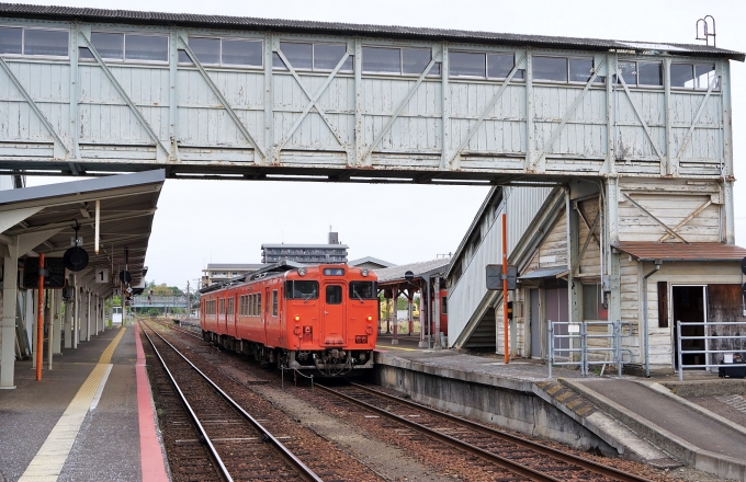 鉄道乗車記録の写真:乗車した列車(外観)(4)        「山陰～九州間の特急・急行が走っていた時代の益田駅の賑わいはなく静まり返っていました。」