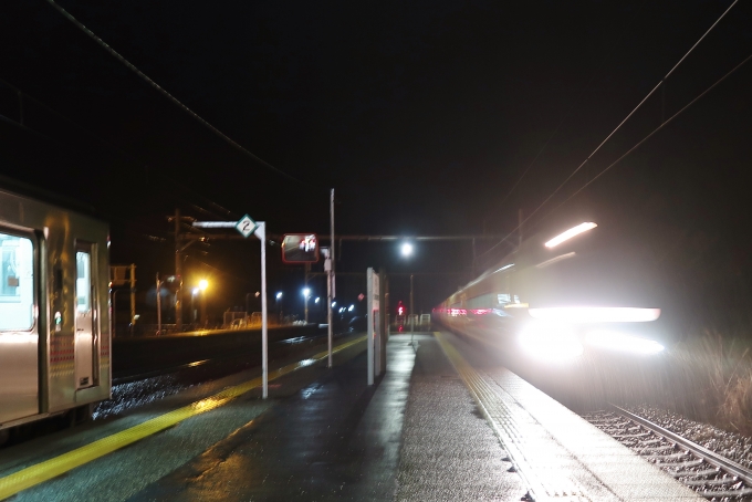 鉄道乗車記録の写真:駅舎・駅施設、様子(10)        「いなほ号の通過待ち」