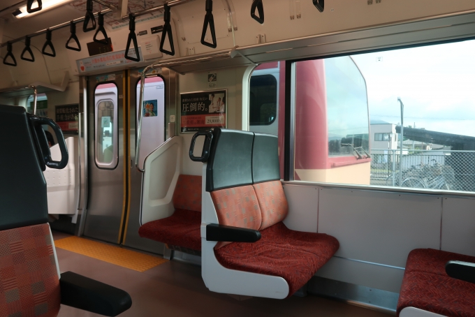 鉄道乗車記録の写真:車窓・風景(2)        「K451編成(赤電ラッピング)とすれ違い」
