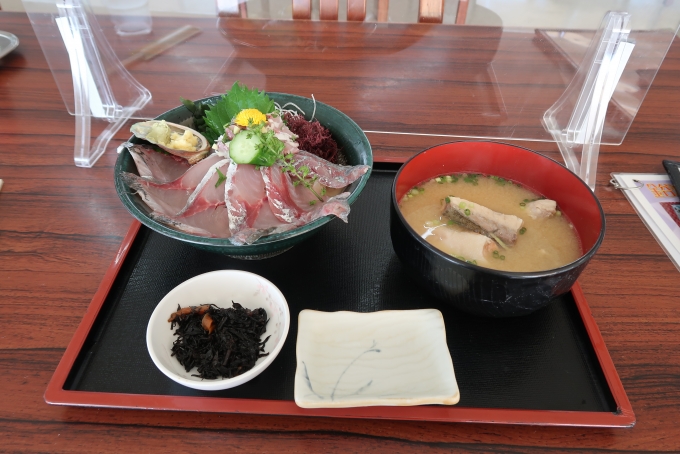 鉄道乗車記録の写真:駅弁・グルメ(12)        「金谷港にあるレストランでアジ丼を注文。味噌汁は+300円で漁師汁に変更できる。」