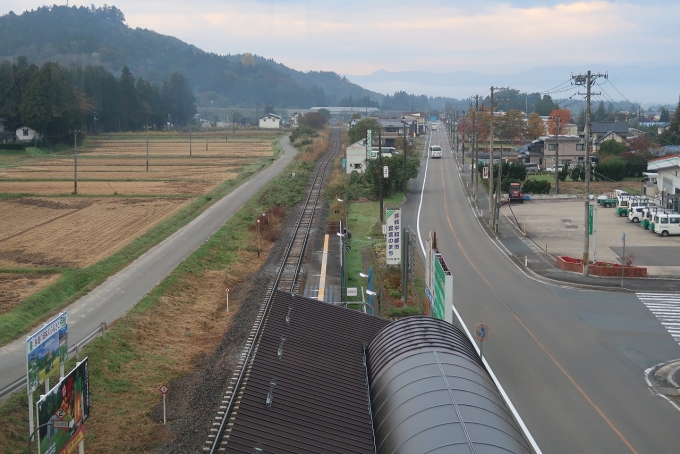 鉄道乗車記録の写真:車窓・風景(9)        「新幹線ホームから釜石線を望む」