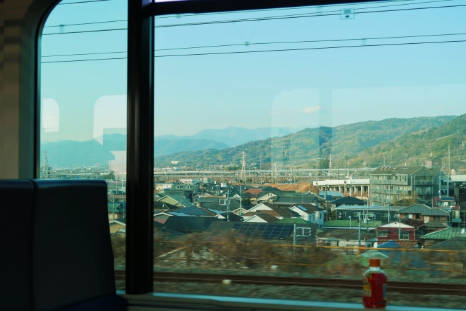 鉄道乗車記録の写真:車窓・風景(4)        「右手に国府津車両センターへ引き上げる線路と御殿場線が見える。」