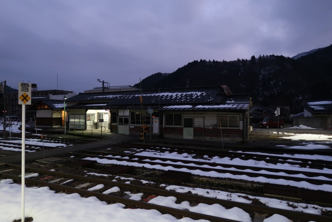 鉄道乗車記録の写真:駅舎・駅施設、様子(16)        「朝の猪谷駅」