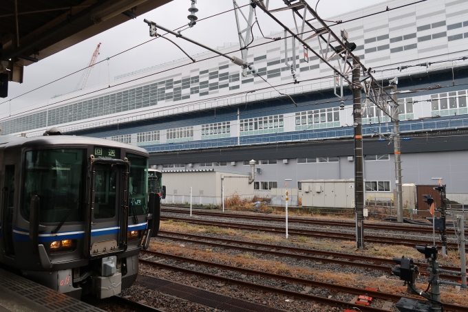 鉄道乗車記録の写真:駅舎・駅施設、様子(6)        「521系と北陸新幹線敦賀駅」