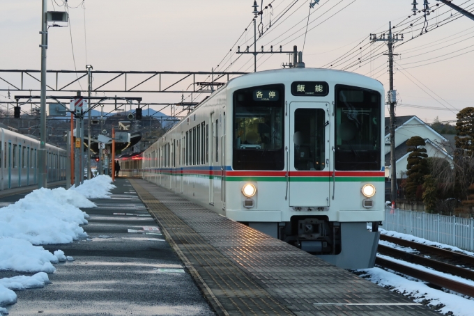 鉄道乗車記録の写真:乗車した列車(外観)(14)        「本来は4両でやってきて、長瀞からの4両を横瀬で増結するが、大雪で秩父鉄道との直通運転を中止していたため、はじめから8両の状態で入線。
」