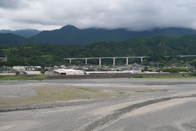 鉄道乗車記録の写真:車窓・風景(11)        「井出駅のすぐそばに富士川が流れている。」