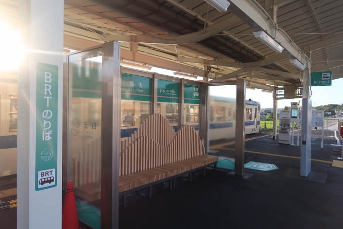 鉄道乗車記録の写真:駅舎・駅施設、様子(6)        「8月28日に開業した日田彦山線BRT。鉄道のホームから対面乗換ができるようになっている。」