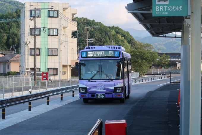鉄道乗車記録の写真(9)        「日田彦山線BRTは色違いが全6台あり、今回はあやめカラーだった。6台のうち4台はBYD製の小型電気バス、残り2台がいすゞの中型バスとなっている。」
