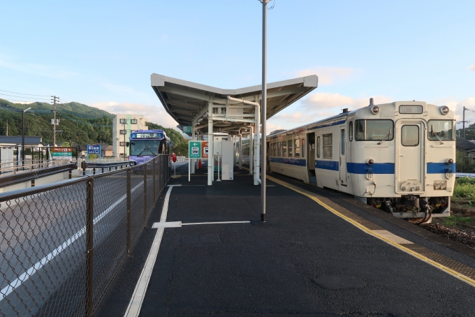 鉄道乗車記録の写真:駅舎・駅施設、様子(10)        「鉄道とBRTが対面乗換できるようになっている。このBRT乗り場にはBRT以外にも民間の西鉄バスなども発着する。」
