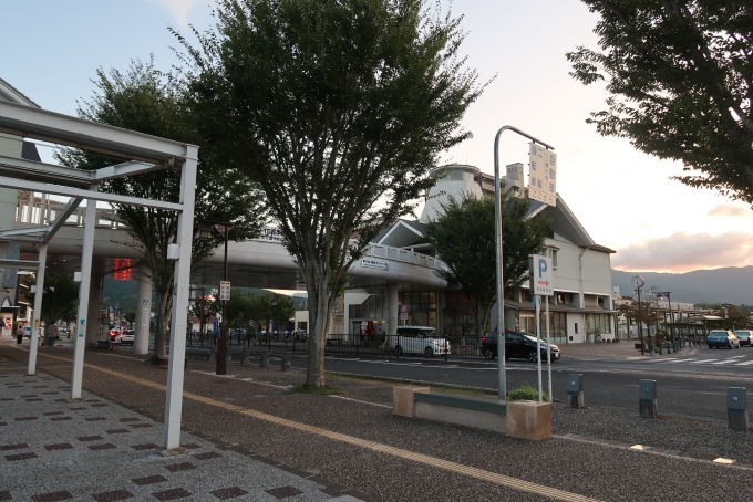 鉄道乗車記録の写真:駅舎・駅施設、様子(4)        「JR線と松浦鉄道の駅は道路を挟んだ両側にある。」