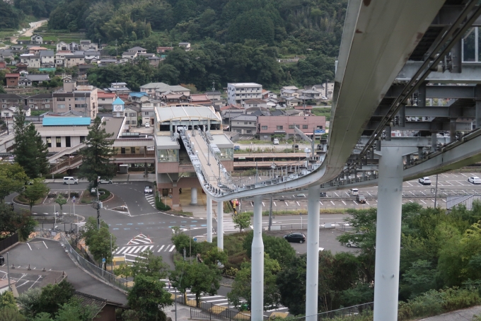 鉄道乗車記録の写真:車窓・風景(6)        「JR山陽本線瀬野駅に隣接するみどり口駅が見える」