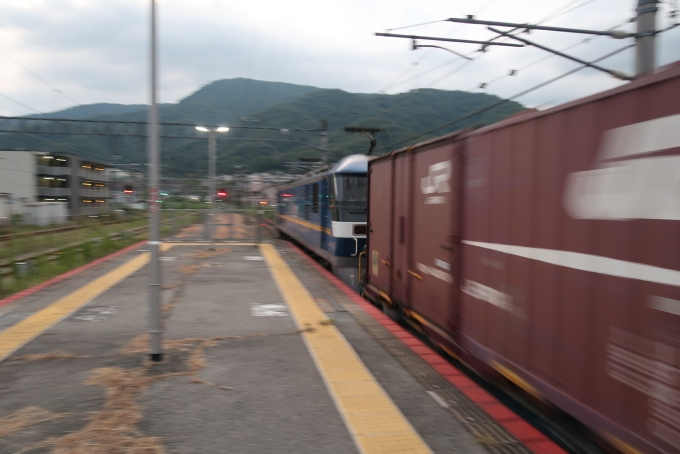 鉄道乗車記録の写真(4)        「瀬野八本松間の急勾配に対応するための補機が貨物の一番うしろに連結される。」