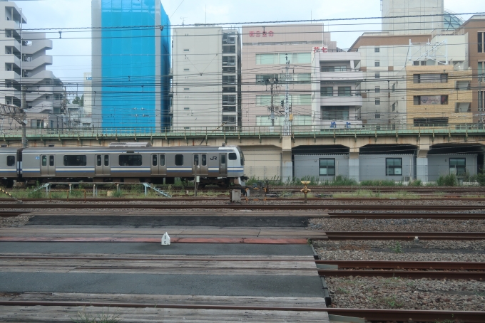 鉄道乗車記録の写真:車窓・風景(12)     「鶴見駅を過ぎたあたりで東海道線に転線するため一旦停車した。この間に列車番号も8067Mへと変更されている。」