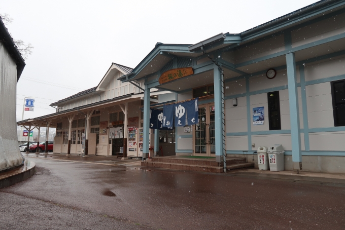 鉄道乗車記録の写真:駅舎・駅施設、様子(2)        「駅のすぐ裏側に楓の湯という温泉がある。」