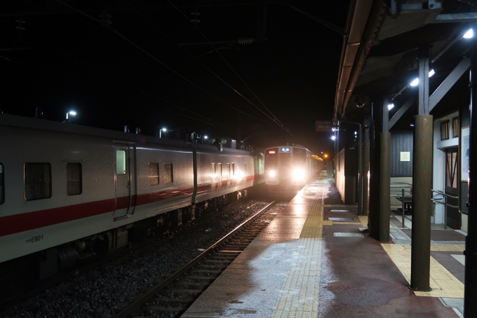 鉄道乗車記録の写真:乗車した列車(外観)(7)        「スイッチバックをして長野方面へと向かうため、前照灯をつけたまま後退していった。」