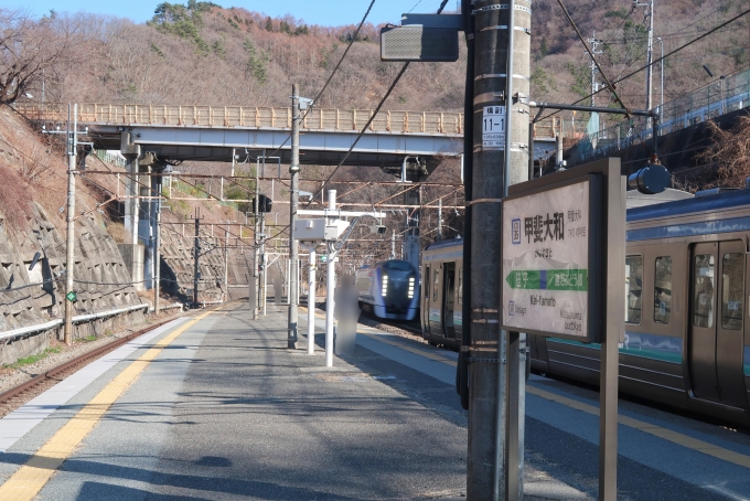 鉄道乗車記録の写真:駅舎・駅施設、様子(9)        「今回はあとの行程上、441M唯一の通過待ちの駅である、甲斐大和まで乗車した。高尾長野という長距離を各駅に止まっていきながら、後続の特急に抜かれるのはこの1回のみで、この先は長野まで何にも抜かれずに先着するというなかなかな俊足ぶり。表定速度は脅威の50km/h超え。」