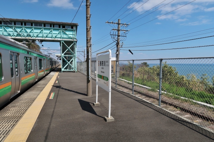 鉄道乗車記録の写真:駅舎・駅施設、様子(5)        「乗車した電車と海を一緒に撮影」