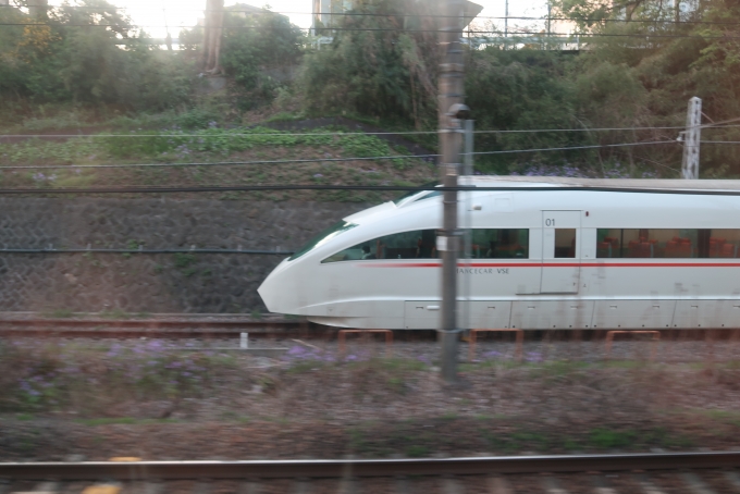 鉄道乗車記録の写真:車窓・風景(11)        「小田原駅をロマンスカーと同時出発し1分ほど並走した。」