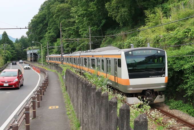 鉄道乗車記録の写真:旅の思い出(1)        「日向和田ー石神前間を歩いているとちょうど青梅行きの電車がやってきた。」