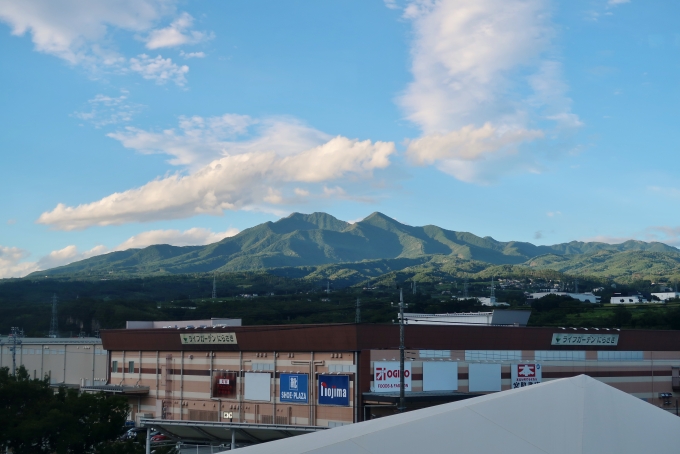 鉄道乗車記録の写真:車窓・風景(1)          「韮崎駅近くでは南側の車窓からきれいな山々が見られる。」