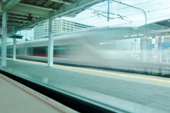 鉄道乗車記録の写真:車窓・風景(1)        「特急列車の通過待ち」