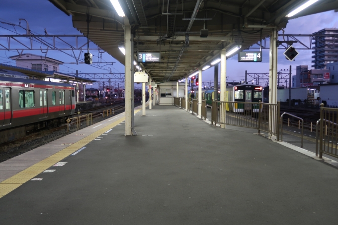 鉄道乗車記録の写真:駅舎・駅施設、様子(5)        「君津発、京葉線通勤快速に充当される車両が木更津駅の中線?に止まっていた。」