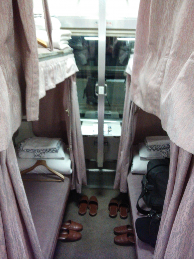 鉄道乗車記録の写真:車内設備、様子(1)     「乗車しました北斗星号の二段式B寝台。」