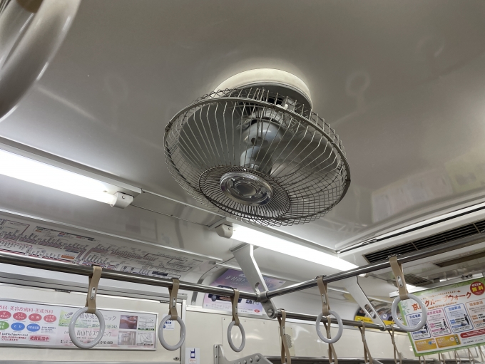 鉄道乗車記録の写真:車内設備、様子(1)        「レトロ〜、扇風機！」