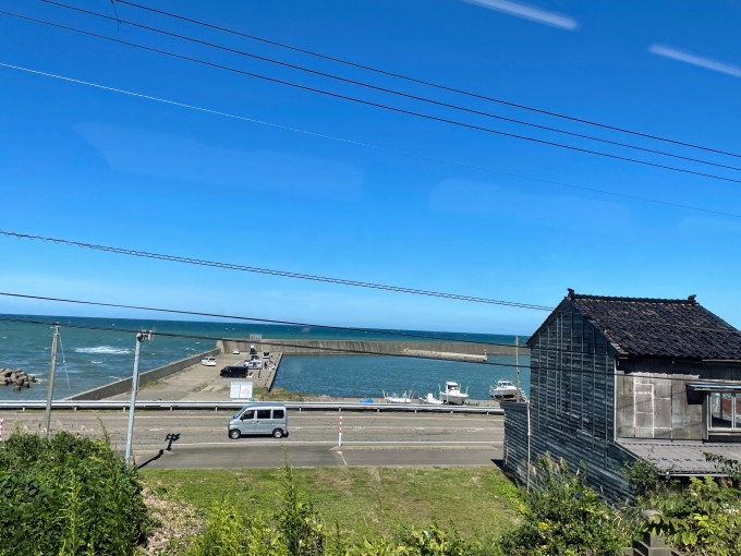 鉄道乗車記録の写真:車窓・風景(2)     「日本海の漁港！？お魚が美味しそう。」