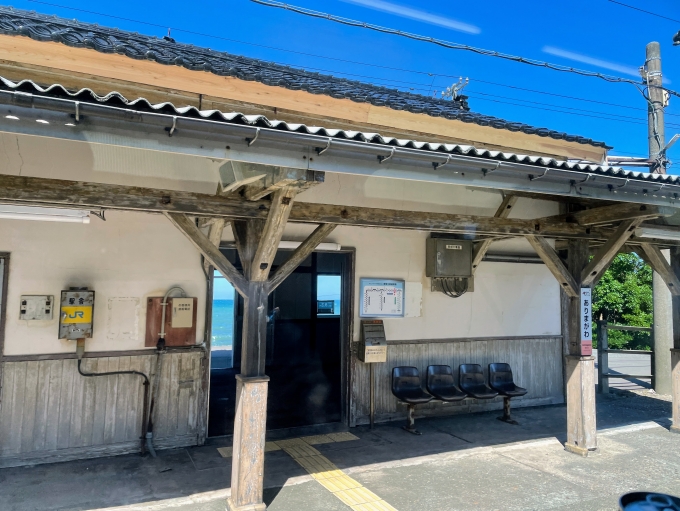 鉄道乗車記録の写真:駅舎・駅施設、様子(3)        「途中の停車駅、有間川の駅舎です。日本海がすぐそこに！」