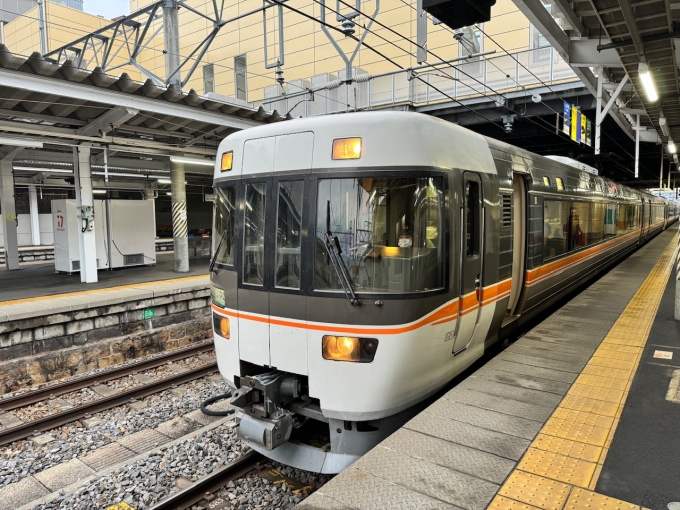 鉄道乗車記録の写真:乗車した列車(外観)(1)     「かなりの年期が入った383系！」