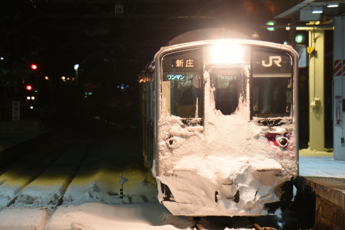 鉄道乗車記録の写真:乗車した列車(外観)(1)          「折り返しの列車を撮影。除雪が長引き18:33発が60分延で発車し及位と院内で除雪の為30分ずつ止まり大曲に着いたのが22:15」