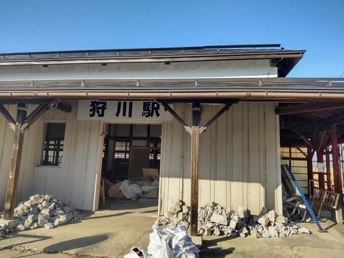 鉄道乗車記録の写真:駅舎・駅施設、様子(1)        「取り壊しが進む狩川駅の旧駅舎」