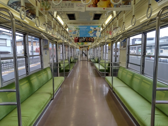 鉄道乗車記録の写真:車内設備、様子(2)        「東武8000系の車内」