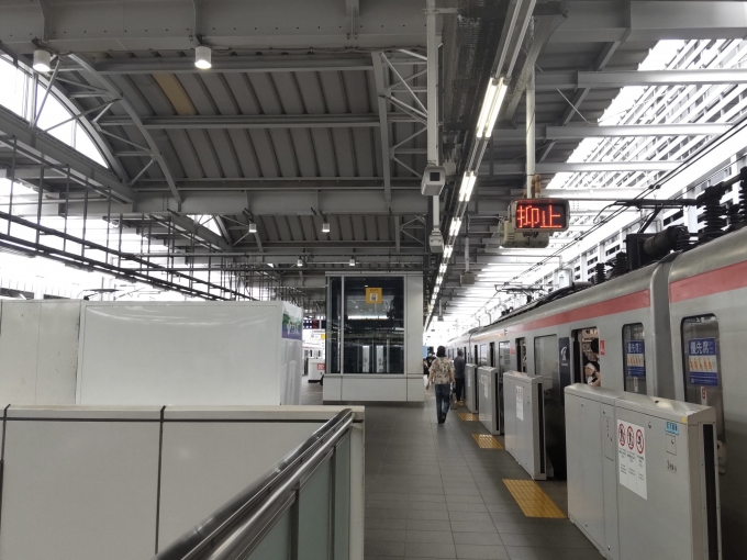 鉄道乗車記録の写真:駅舎・駅施設、様子(1)          「「抑止」が表示されている北千住駅のATOS」