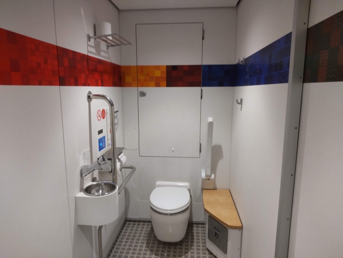 鉄道乗車記録の写真:車内設備、様子(2)        「YC1系のユニバーサルデザインのトイレ」